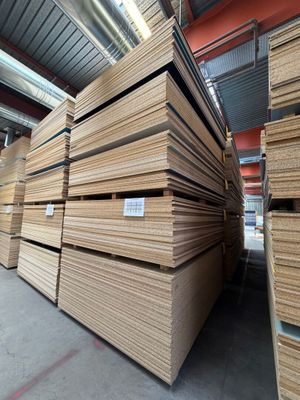 une grande pile de planches de bois dans un entrepôt