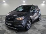 Le SUV Buick gris est garé sur un sol à damier.