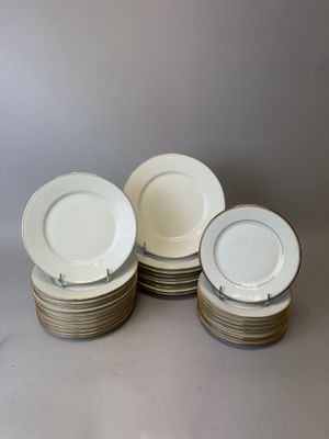 plusieurs assiettes sont empilées sur une table