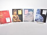 quatre cartes aux motifs différents sur une surface blanche avec un fond blanc