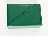 porte-cartes de visite en cuir vert sur fond blanc, avec un logo en noir et blanc