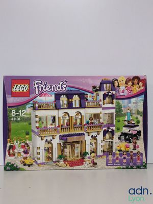 La boîte est ouverte pour montrer le contenu de la maison Lego Friends.