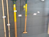 de nombreux types d'outils de jardinage exposés au mur