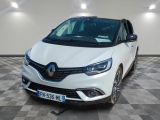 l'avant d'une voiture blanche est garé sur un sol à damier