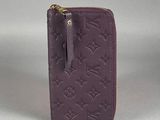 Portefeuille Louis Vuitton violet à fermeture éclair, avec finitions dorées
