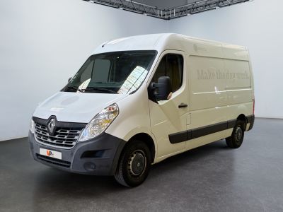 la photo d'une camionnette blanche garée dans un garage