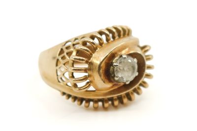 une image d'une bague en or avec un diamant au centre