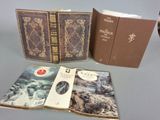 trois livres posés sur une table l'un à côté de l'autre