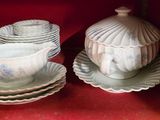 beaucoup de tasses et de soucoupes sur la table