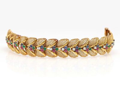un bracelet en or orné de pierres multicolores