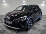 la voiture noire est garée sur un sol en damier dans le garage