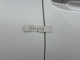 a sticker on the side of a white car that says viauto