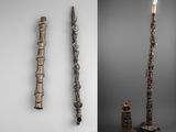 trois vues différentes d'un grand poteau en bois orné de sculptures