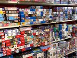 beaucoup de jouets sur les étagères du magasin