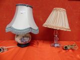 deux lampes posées sur une table, chacune munie d'un abat-jour