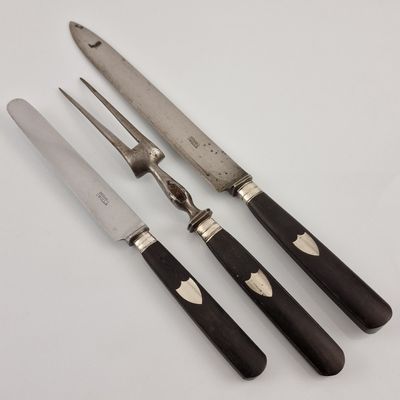 SUITE DE 12 COUTEAUX DE TABLE L. 25 cm ET D’UN SERVICE A DEC…