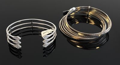 deux bracelets à maillons et un bracelet orné de diamants sur un fond noir