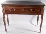 une image représentant une petite table en bois munie de deux tiroirs