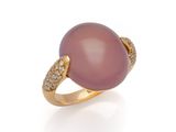 une bague en perle rose et diamants, signée Van Cleef