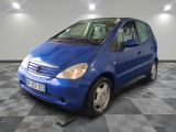 la photo d'une voiture bleue garée dans un garage