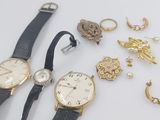 de nombreux modèles différents de montres et de bijoux posés sur la table