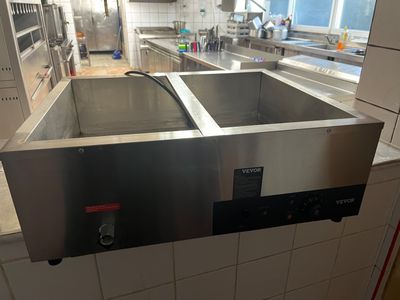 deux éviers au milieu d'une cuisine dotée d'un grand plan de travail