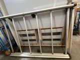 une balustrade métallique au milieu d'une pièce, près d'un mur