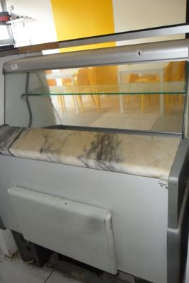 une vitrine en verre au milieu d'une cuisine