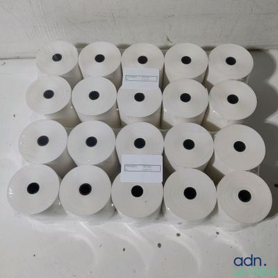 de nombreux rouleaux de papier toilette posés sur une étagère