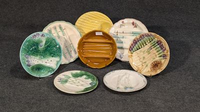 de nombreuses assiettes aux motifs variés posées sur un fond noir