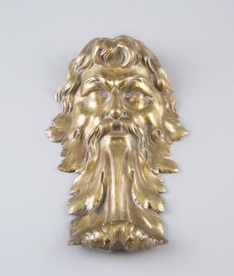 une statue en or représentant un homme barbu