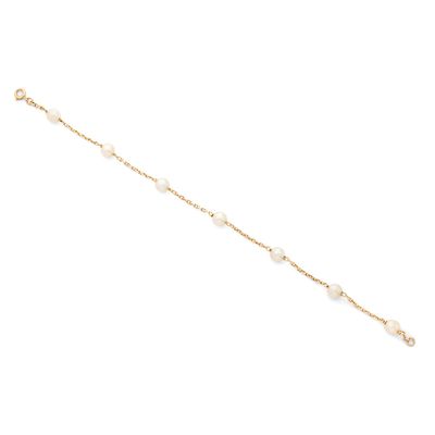 un bracelet en chaîne d'or orné de perles sur fond blanc
