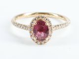 un gros plan d'une bague en tourmaline rose et diamants