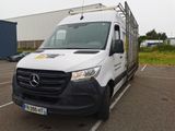 une camionnette blanche garée dans un parking