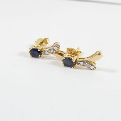 paire de boucles d'oreilles à clous en saphir et diamants, en or jaune