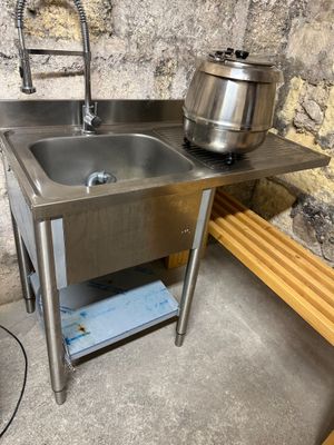 un évier en inox sur lequel est posée une bouilloire