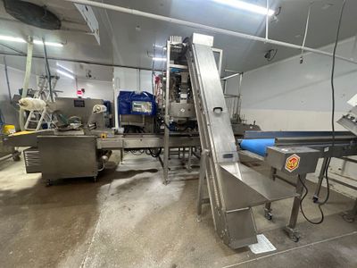 un tapis roulant au milieu d'une usine