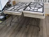 une table sur laquelle est posée une cuisinière, dans une pièce