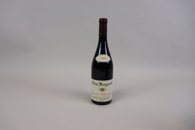 une bouteille de vin posée sur une table