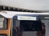 une personne en train de prendre une photo d'un téléphone portable posé sur un bureau