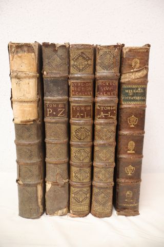 Lot de 5 ouvrages du 18° siècle in folio dont 2 volumes de CALMET...
