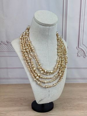 gros plan d'un collier sur un mannequin posé sur une table