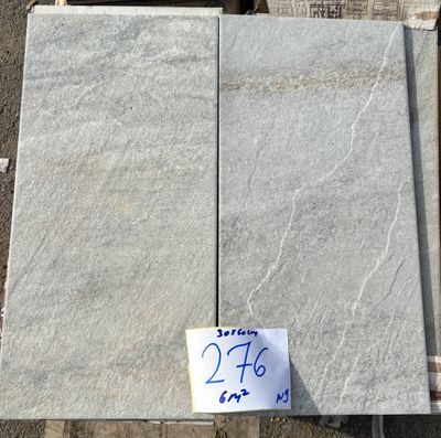 deux blocs de marbre posés au sommet d'une pile de palettes