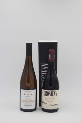 deux bouteilles de vin posées l'une à côté de l'autre sur une table