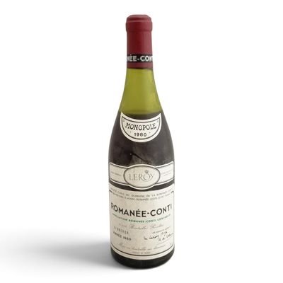 l'image d'une bouteille de vin posée sur une surface blanche