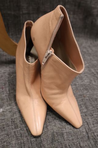 Christian LACROIX – Paire de boots en cuir rosé. Taille : 35 ½. É...