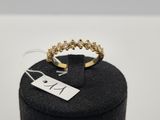 un gros plan sur une bague posée sur un chapeau noir, avec une étiquette de prix