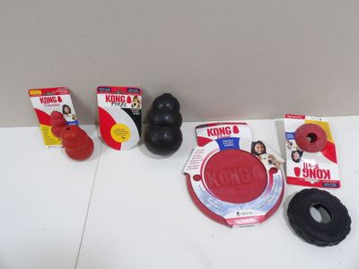 un grand nombre d'objets posés sur une table