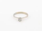 une bague de fiançailles en or blanc sertie d'un seul diamant