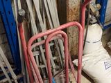 un tas d'outils posé par terre dans un garage